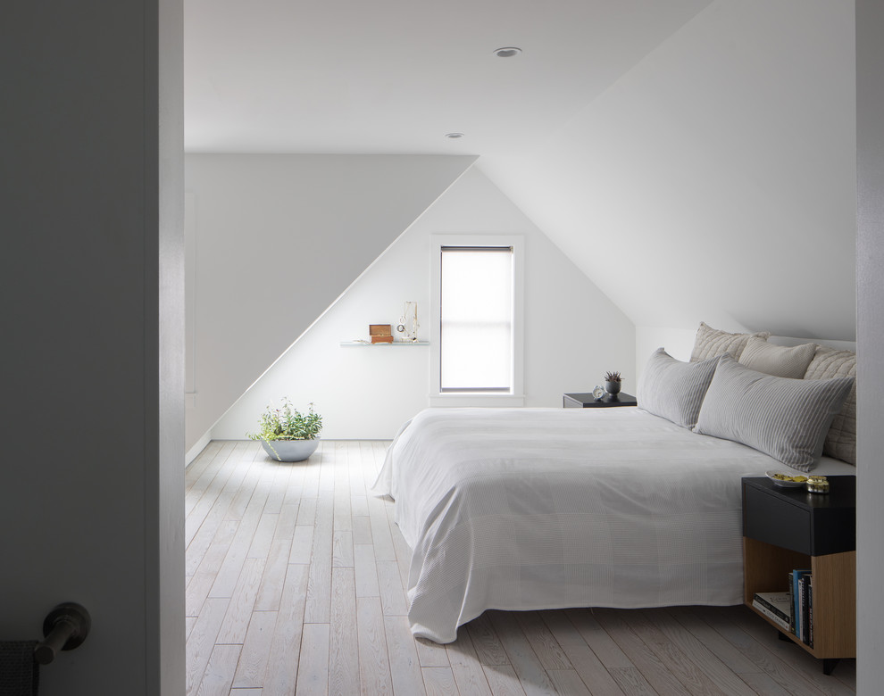 Idéer för att renovera ett mellanstort funkis huvudsovrum, med vitt golv, beige väggar och ljust trägolv