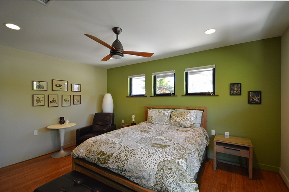 Свежая идея для дизайна: хозяйская спальня в стиле ретро с зелеными стенами и паркетным полом среднего тона - отличное фото интерьера