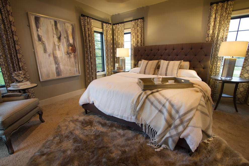 На фото: хозяйская спальня среднего размера в классическом стиле с бежевыми стенами, ковровым покрытием, подвесным камином и фасадом камина из металла с