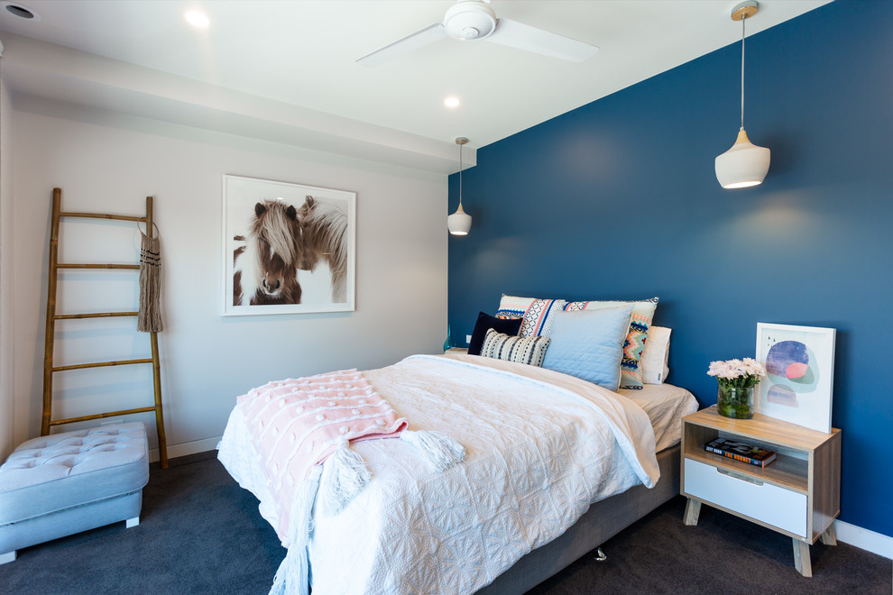 Стильный дизайн: спальня в современном стиле с ковровым покрытием, серым полом и синими стенами - последний тренд