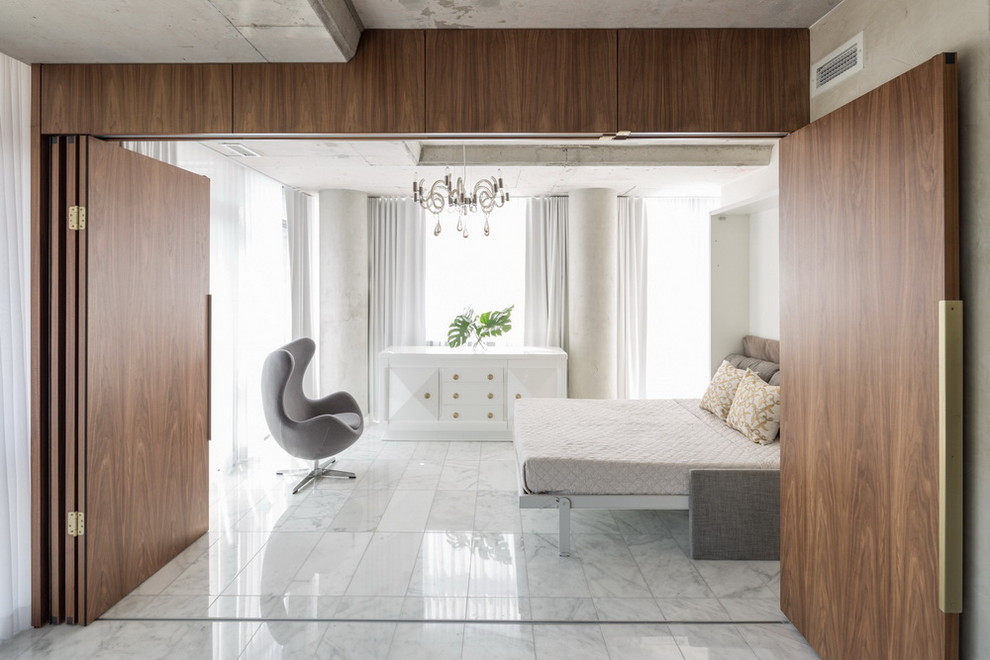 Cette image montre une chambre design avec un mur blanc et un sol gris.