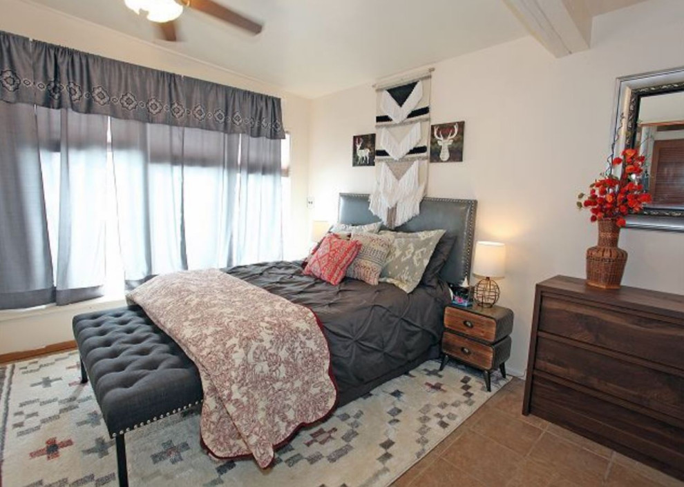Foto di una camera degli ospiti minimalista di medie dimensioni con pareti bianche, pavimento in ardesia e pavimento marrone