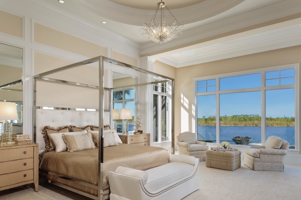 マイアミにある広いトランジショナルスタイルのおしゃれな主寝室 (ベージュの壁、カーペット敷き、ベージュの床、暖炉なし)