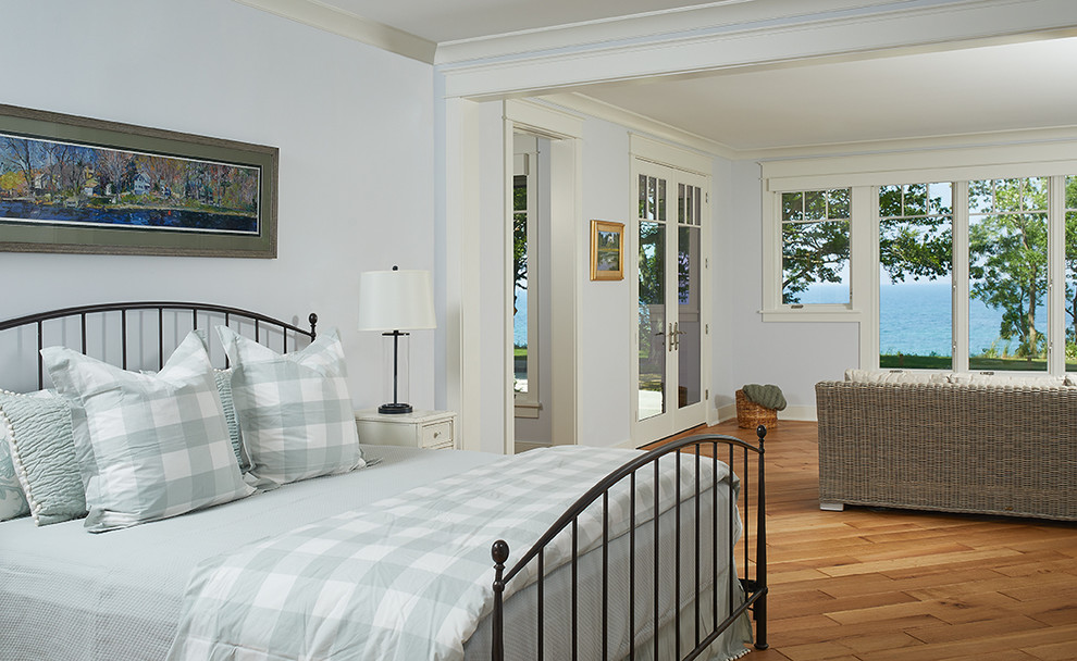 Imagen de dormitorio principal tradicional con suelo de madera en tonos medios y suelo marrón