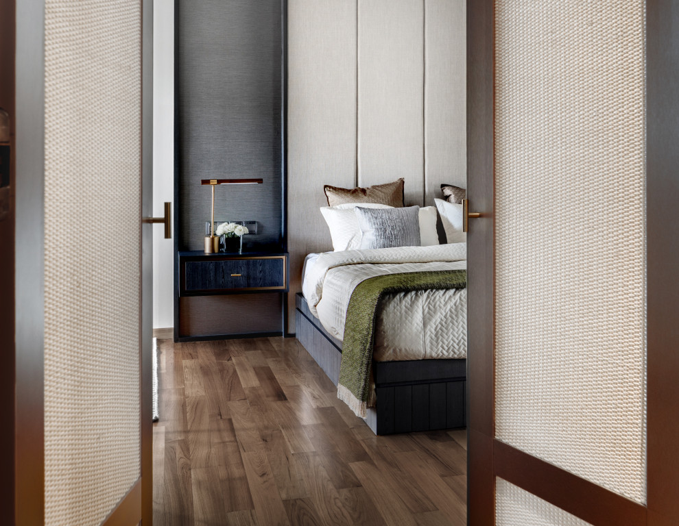 Свежая идея для дизайна: гостевая спальня (комната для гостей) в современном стиле с бежевыми стенами, паркетным полом среднего тона и коричневым полом - отличное фото интерьера