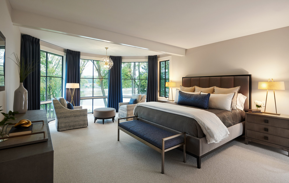 グランドラピッズにあるトランジショナルスタイルのおしゃれな寝室 (ベージュの壁、カーペット敷き、ベージュの床、青いカーテン、グレーとブラウン)