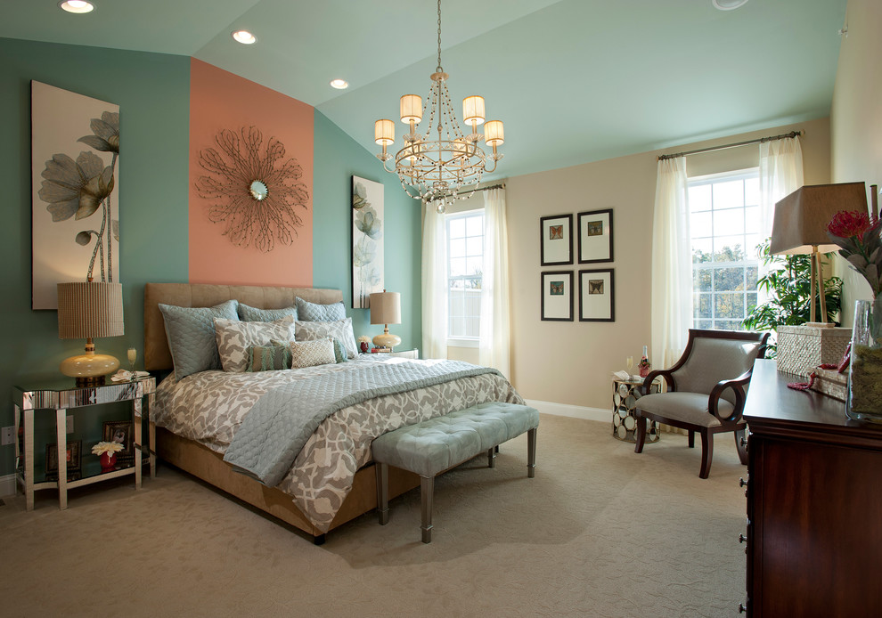 Свежая идея для дизайна: хозяйская спальня в классическом стиле с ковровым покрытием и тюлем - отличное фото интерьера
