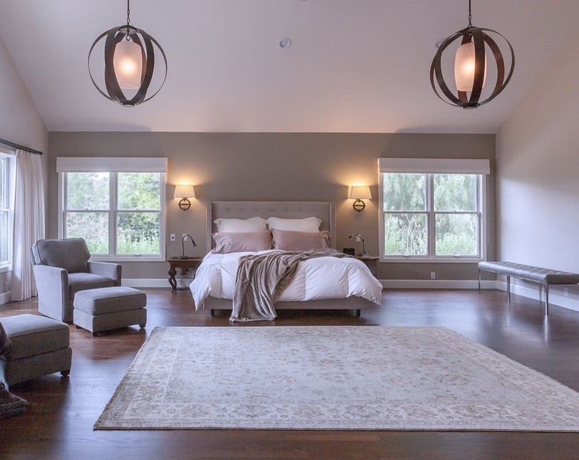 Ejemplo de dormitorio principal actual extra grande con paredes beige, suelo de madera oscura y suelo marrón