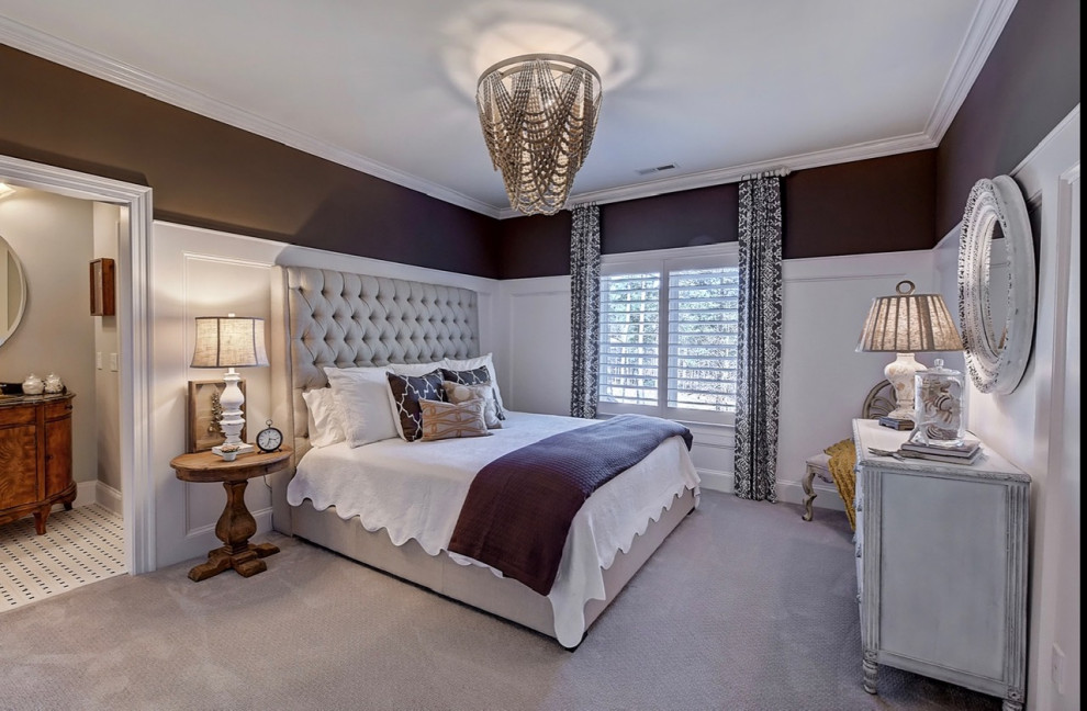 Mittelgroßes Gästezimmer ohne Kamin mit brauner Wandfarbe, Teppichboden, grauem Boden und vertäfelten Wänden in Charlotte