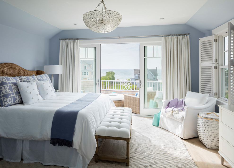 Maritimes Hauptschlafzimmer ohne Kamin mit blauer Wandfarbe und hellem Holzboden in Bridgeport