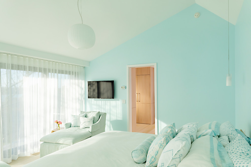 На фото: большая хозяйская спальня в морском стиле с синими стенами, светлым паркетным полом и бежевым полом с