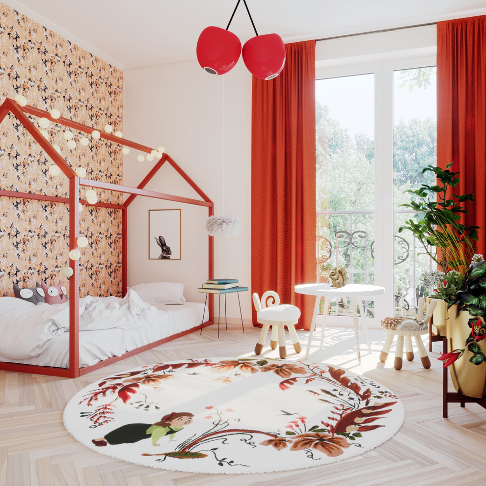 Exemple d'une chambre d'amis tendance de taille moyenne avec un mur orange, parquet clair et un sol beige.