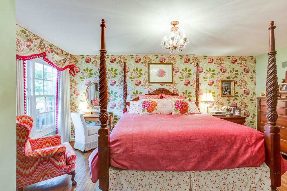 На фото: хозяйская спальня среднего размера в классическом стиле с зелеными стенами, паркетным полом среднего тона и коричневым полом с
