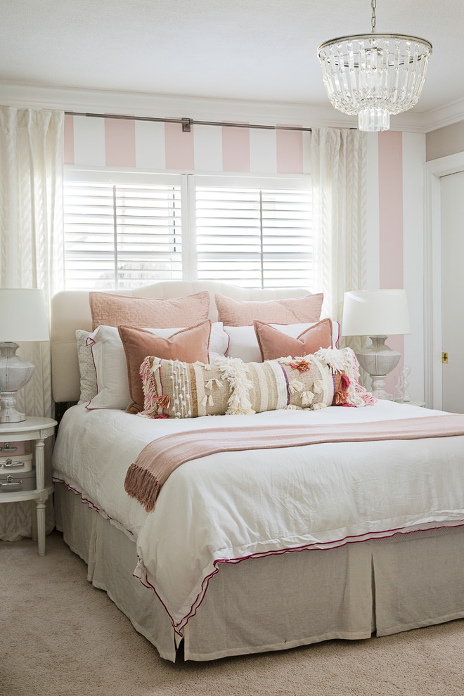 Ispirazione per una camera da letto chic di medie dimensioni con pareti rosa, moquette, nessun camino e pavimento beige