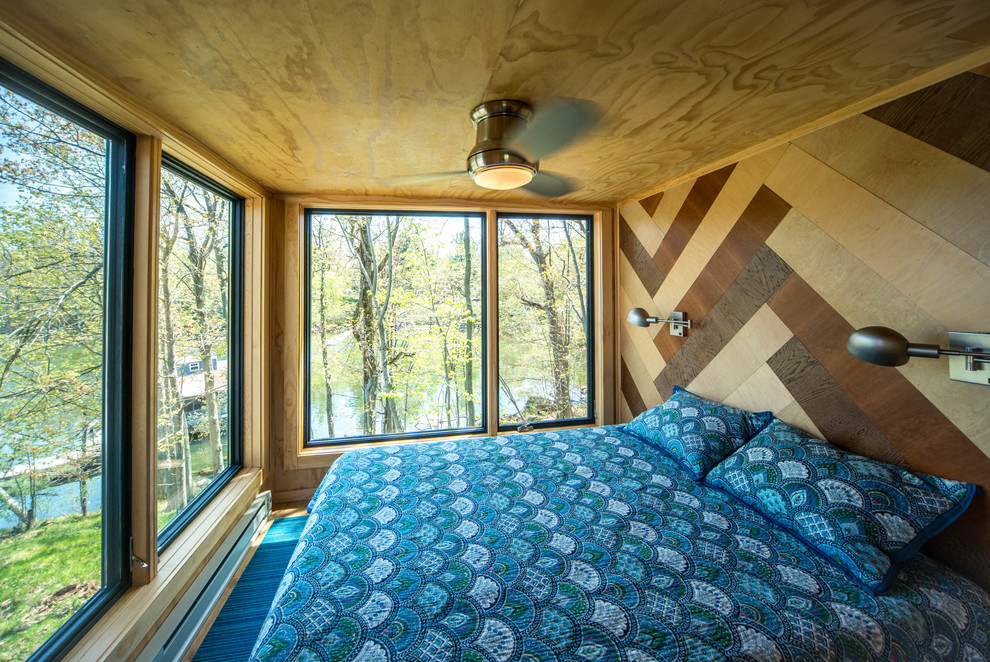 Diseño de dormitorio actual con paredes marrones, suelo de madera en tonos medios y suelo marrón