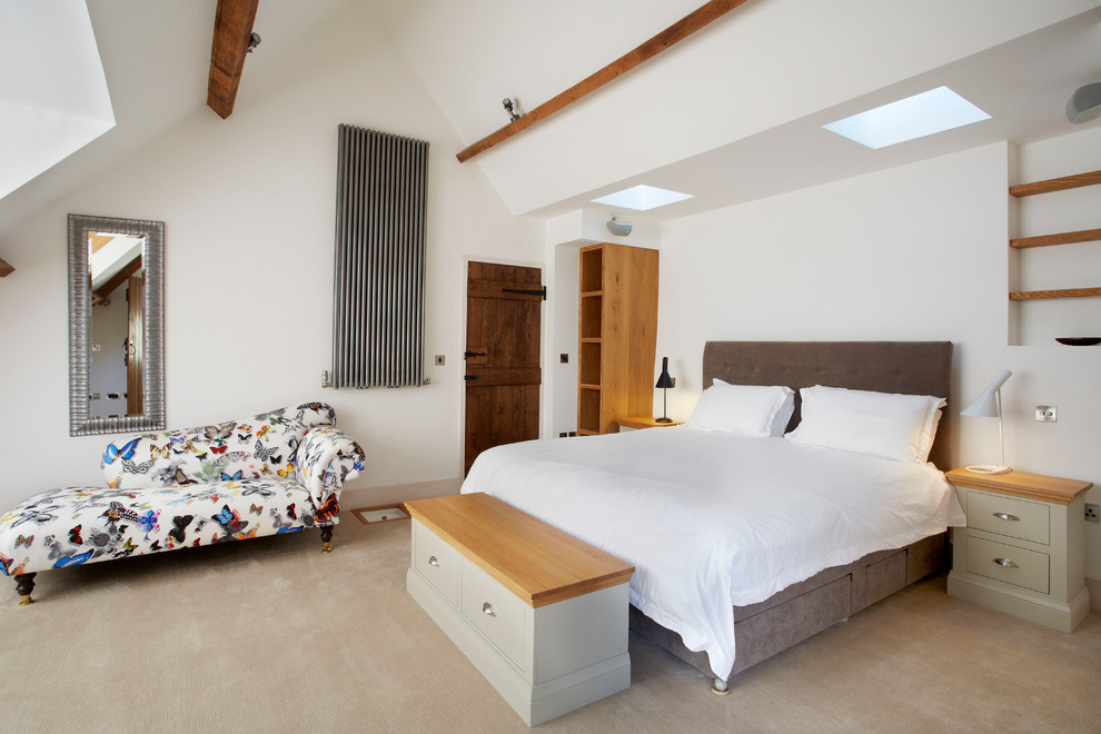 ウィルトシャーにある中くらいなコンテンポラリースタイルのおしゃれな主寝室 (白い壁、カーペット敷き) のレイアウト