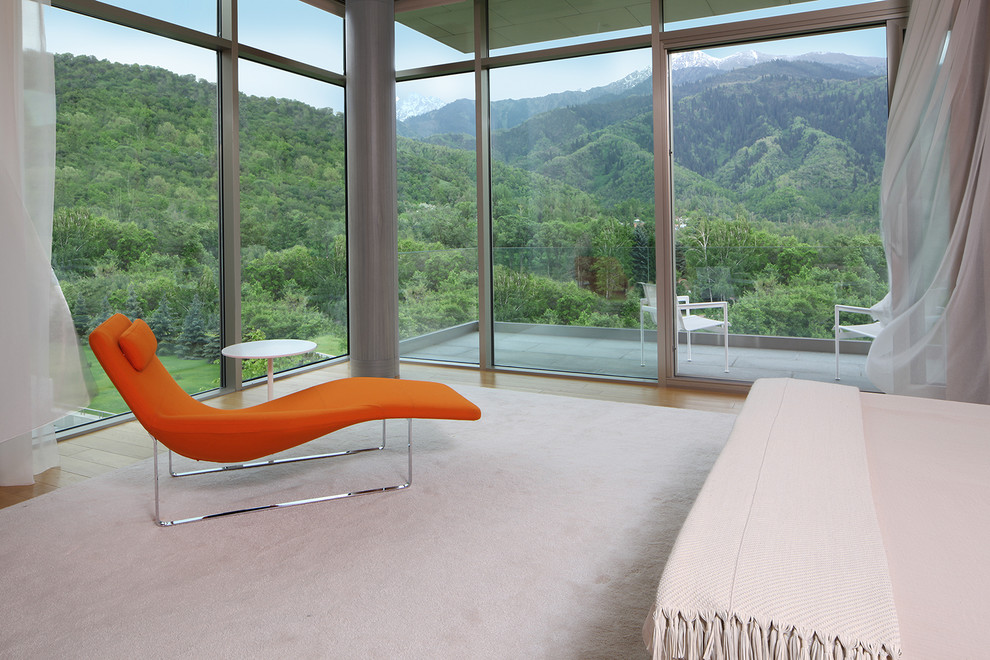 Esempio di un'ampia camera degli ospiti minimalista con moquette e pavimento beige