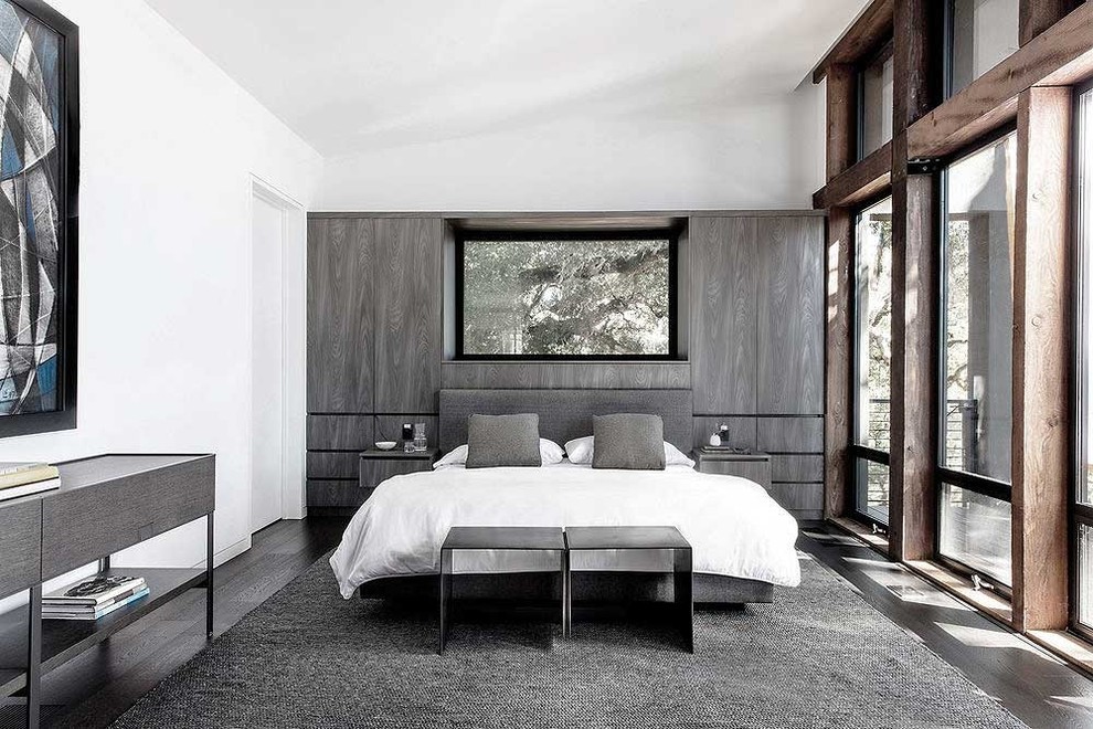Идея дизайна: большая хозяйская спальня в стиле лофт с белыми стенами, темным паркетным полом и серым полом без камина