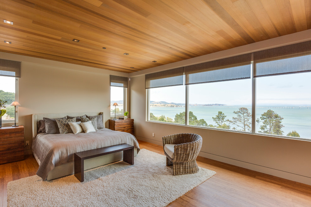 Modernes Schlafzimmer mit beiger Wandfarbe und braunem Holzboden in San Francisco