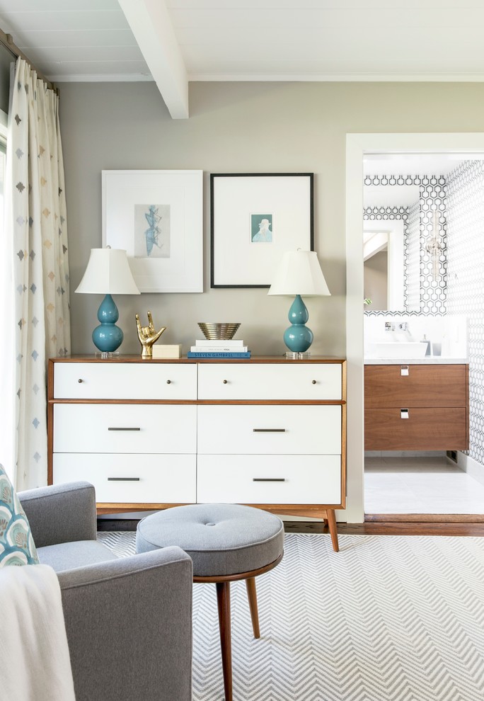 Ejemplo de habitación de invitados contemporánea de tamaño medio con paredes grises y suelo de madera en tonos medios