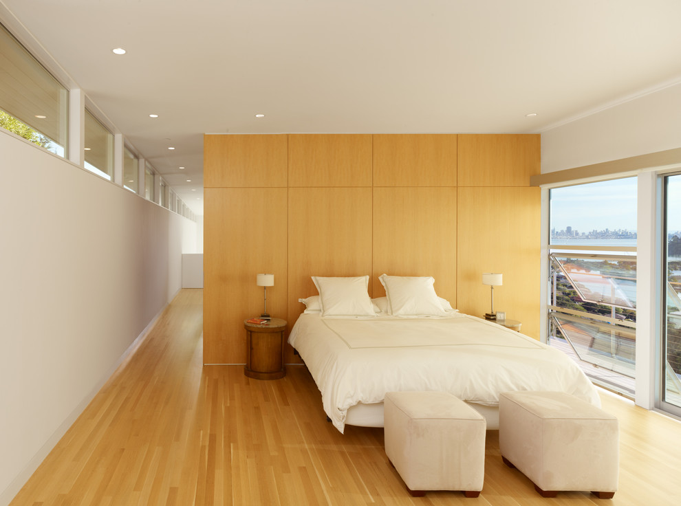 サンフランシスコにあるコンテンポラリースタイルのおしゃれな寝室 (白い壁、無垢フローリング、黄色い床) のレイアウト