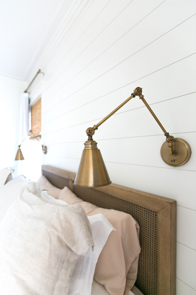 Großes Country Hauptschlafzimmer ohne Kamin mit weißer Wandfarbe, braunem Holzboden und braunem Boden in Charleston
