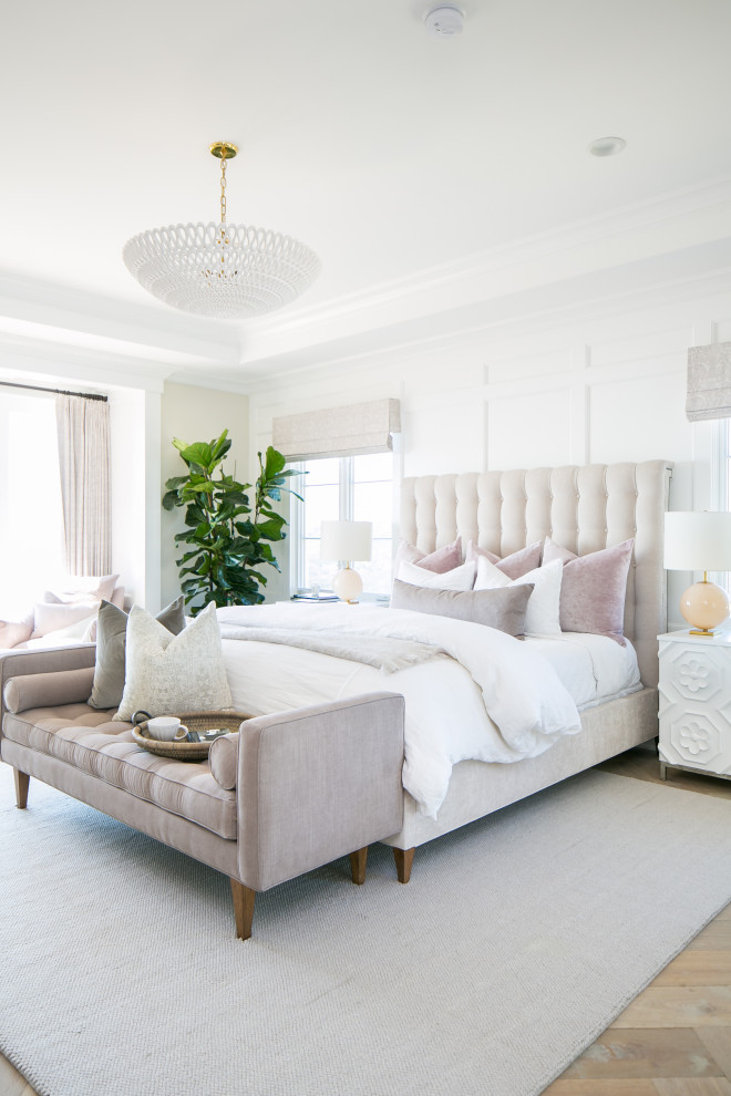 Maritimes Schlafzimmer mit weißer Wandfarbe, braunem Holzboden, braunem Boden, eingelassener Decke und Wandpaneelen in Orange County