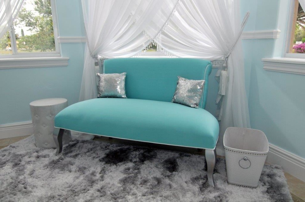 Großes Shabby-Look Schlafzimmer mit blauer Wandfarbe in Miami