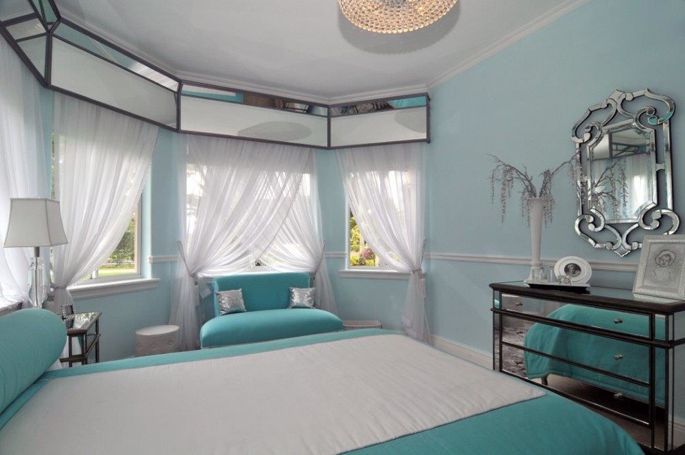 Стильный дизайн: большая спальня в стиле модернизм с полом из травертина и синими стенами - последний тренд