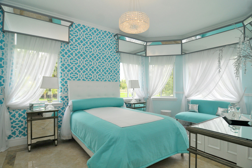 На фото: большая гостевая спальня (комната для гостей) в современном стиле с синими стенами и полом из травертина с