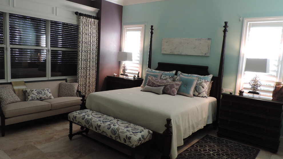 Свежая идея для дизайна: большая хозяйская спальня в современном стиле с синими стенами - отличное фото интерьера