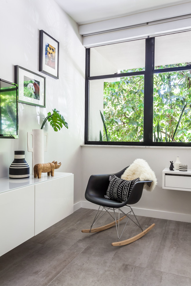 Diseño de dormitorio principal contemporáneo pequeño con paredes grises, suelo de baldosas de porcelana y suelo gris