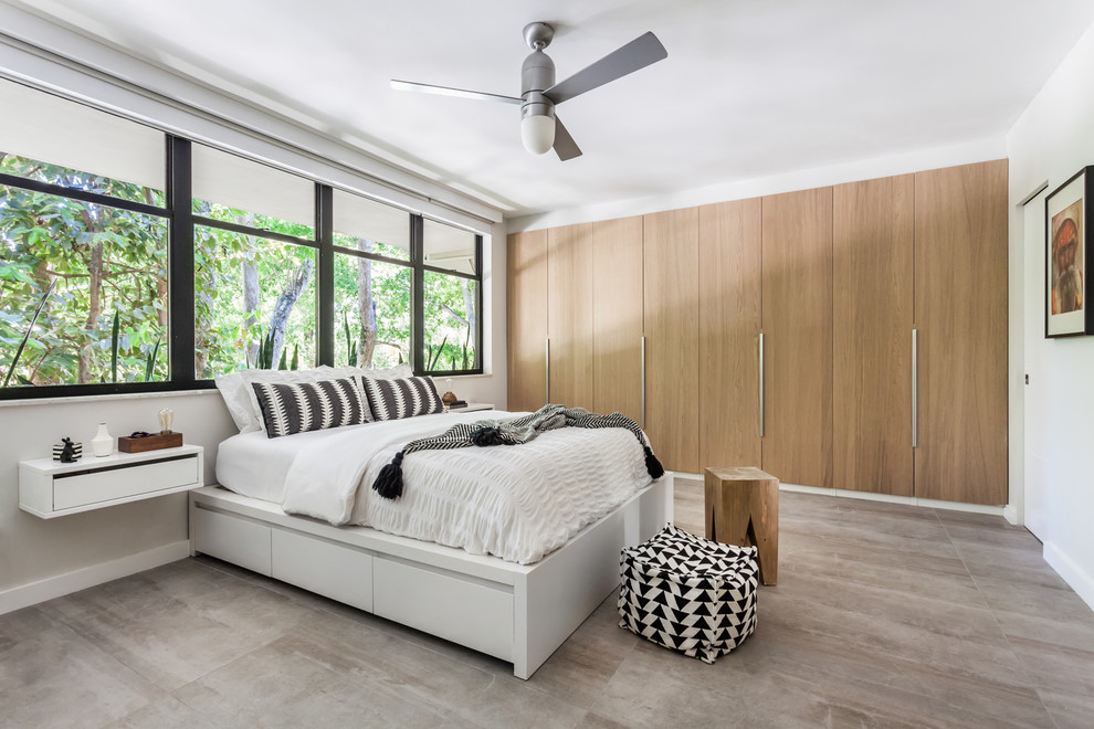 Kleines Modernes Hauptschlafzimmer mit grauer Wandfarbe, Porzellan-Bodenfliesen und grauem Boden in Miami