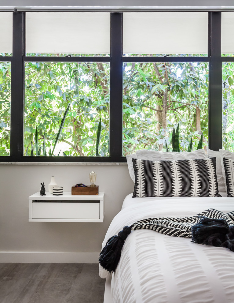 Стильный дизайн: маленькая хозяйская спальня в современном стиле с серыми стенами, полом из керамогранита и серым полом для на участке и в саду - последний тренд
