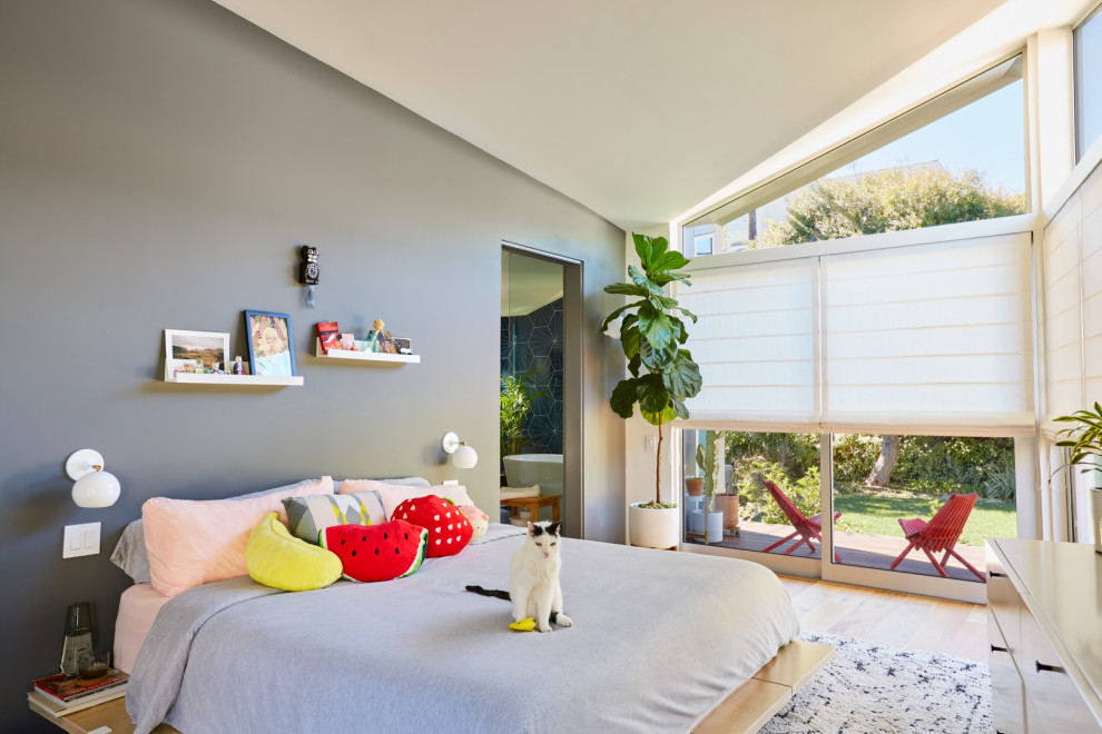 Идея дизайна: хозяйская спальня в стиле ретро с серыми стенами, паркетным полом среднего тона и коричневым полом