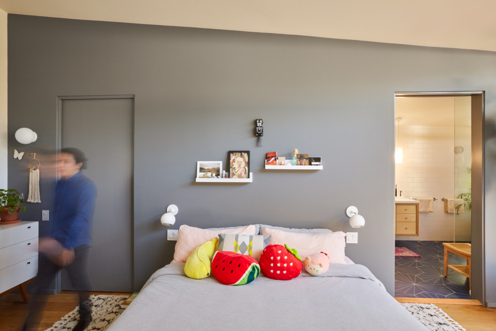 Idée de décoration pour une chambre parentale minimaliste avec un mur gris, un sol en bois brun et un sol marron.