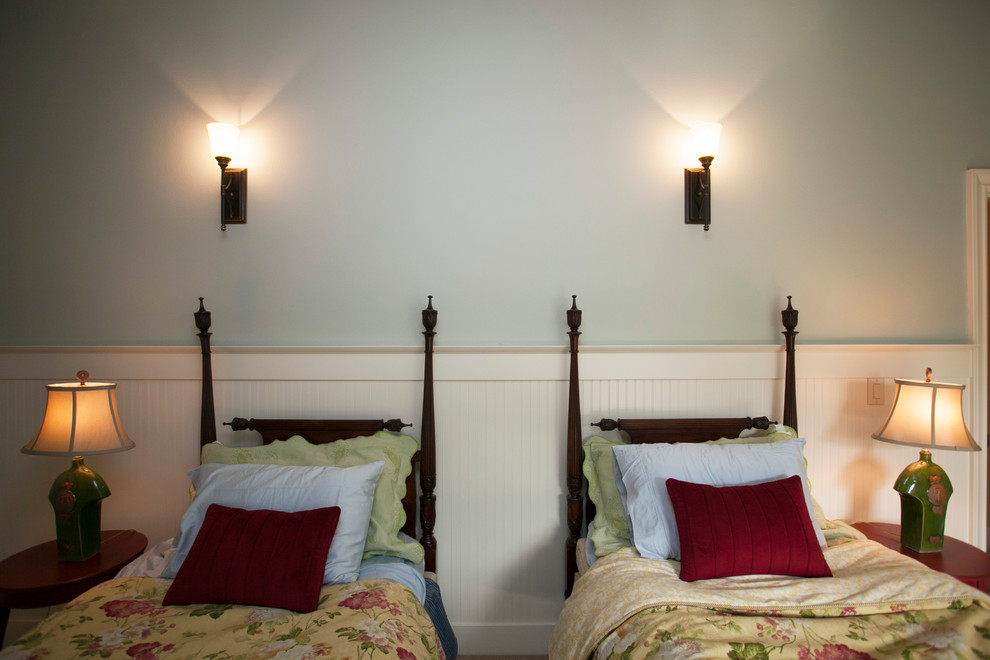 Свежая идея для дизайна: гостевая спальня среднего размера, (комната для гостей) в стиле кантри с синими стенами и ковровым покрытием без камина - отличное фото интерьера