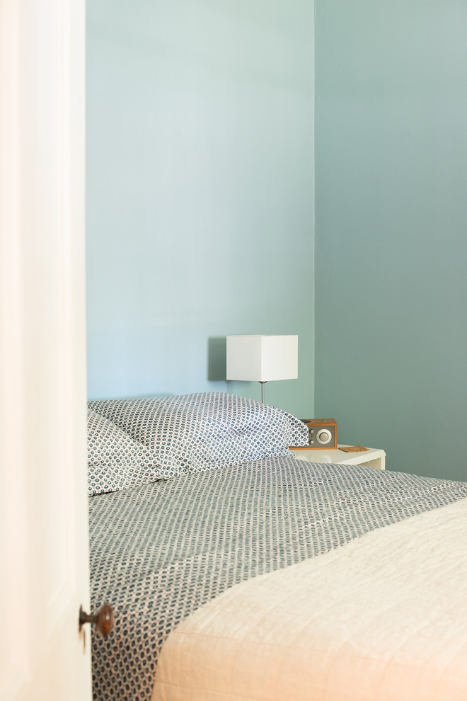 シドニーにある小さなヴィクトリアン調のおしゃれな客用寝室 (青い壁) のレイアウト