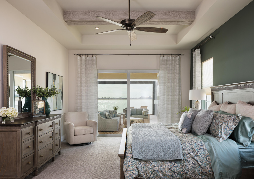 Идея дизайна: хозяйская спальня в стиле неоклассика (современная классика) с серыми стенами, ковровым покрытием, бежевым полом и балками на потолке без камина