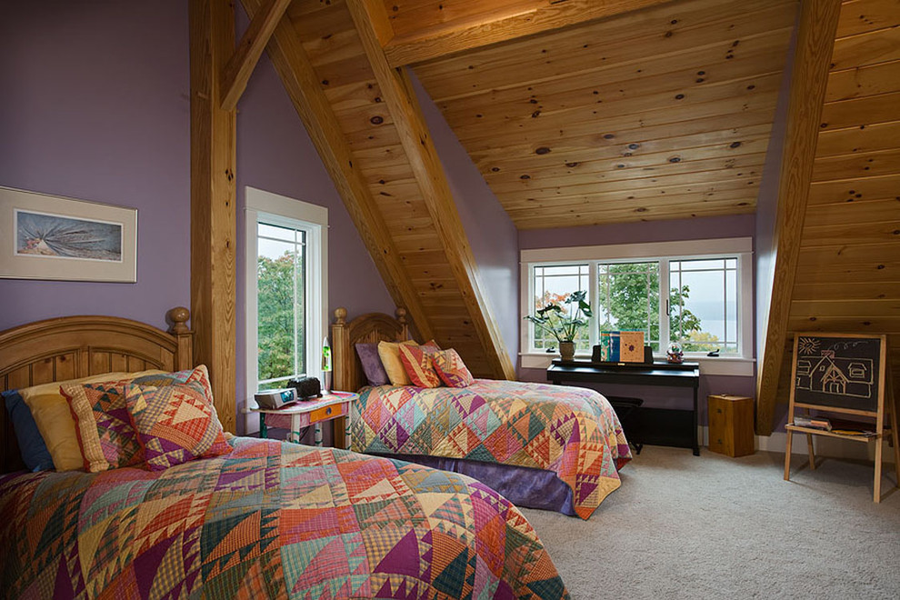 Diseño de dormitorio actual con paredes púrpuras y techo inclinado