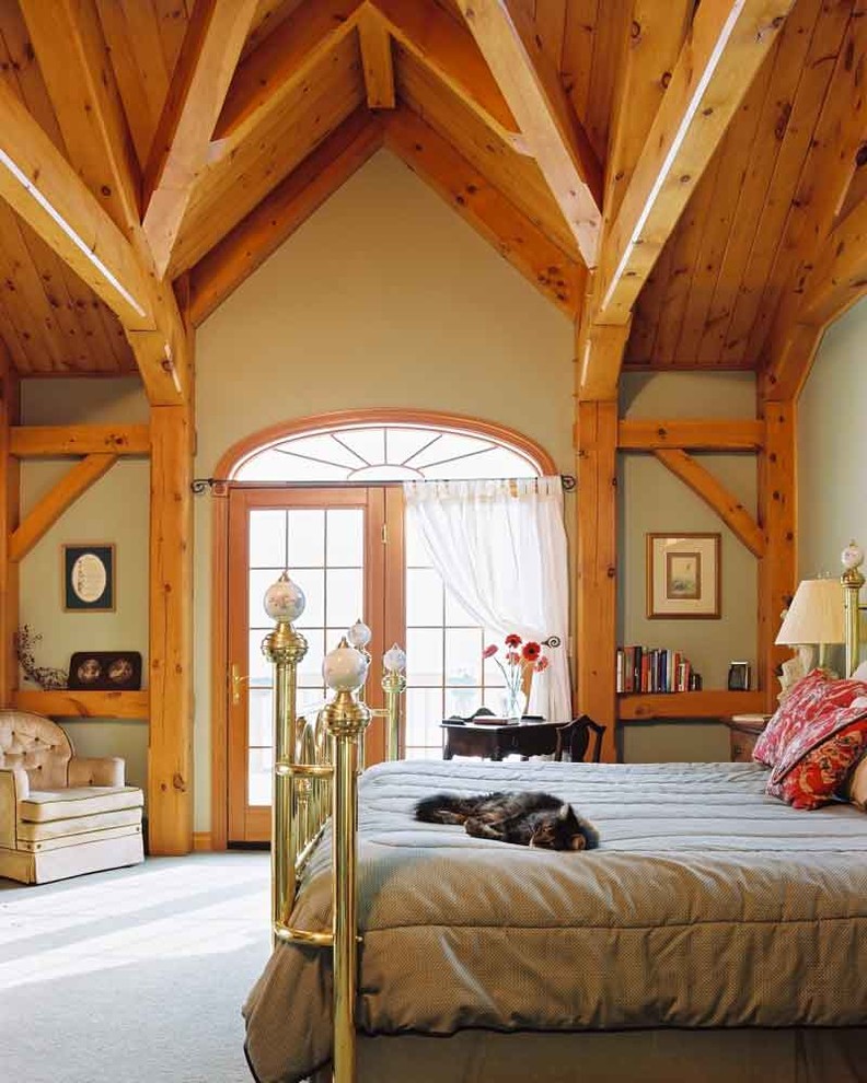 Стильный дизайн: хозяйская спальня среднего размера в стиле рустика с зелеными стенами и ковровым покрытием - последний тренд