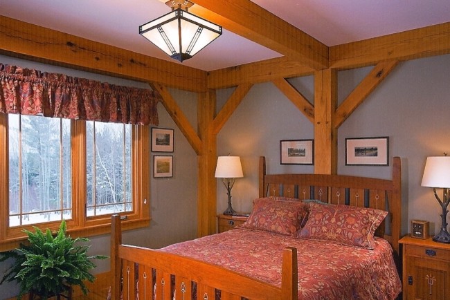 Imagen de habitación de invitados de estilo americano de tamaño medio con paredes grises y suelo de madera clara