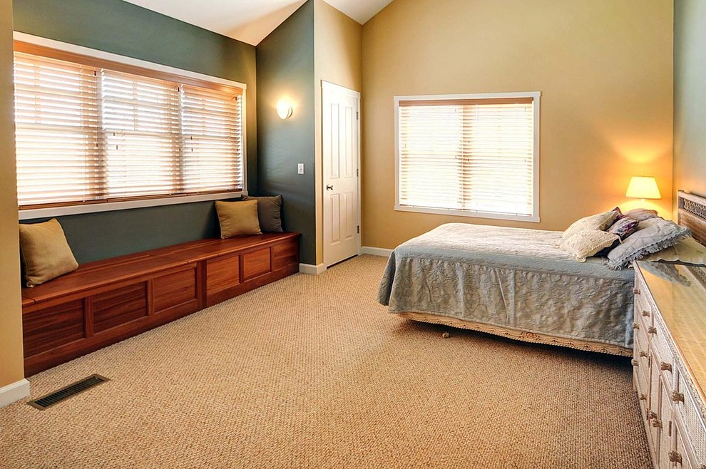 На фото: большая гостевая спальня (комната для гостей) в стиле рустика с разноцветными стенами и ковровым покрытием с