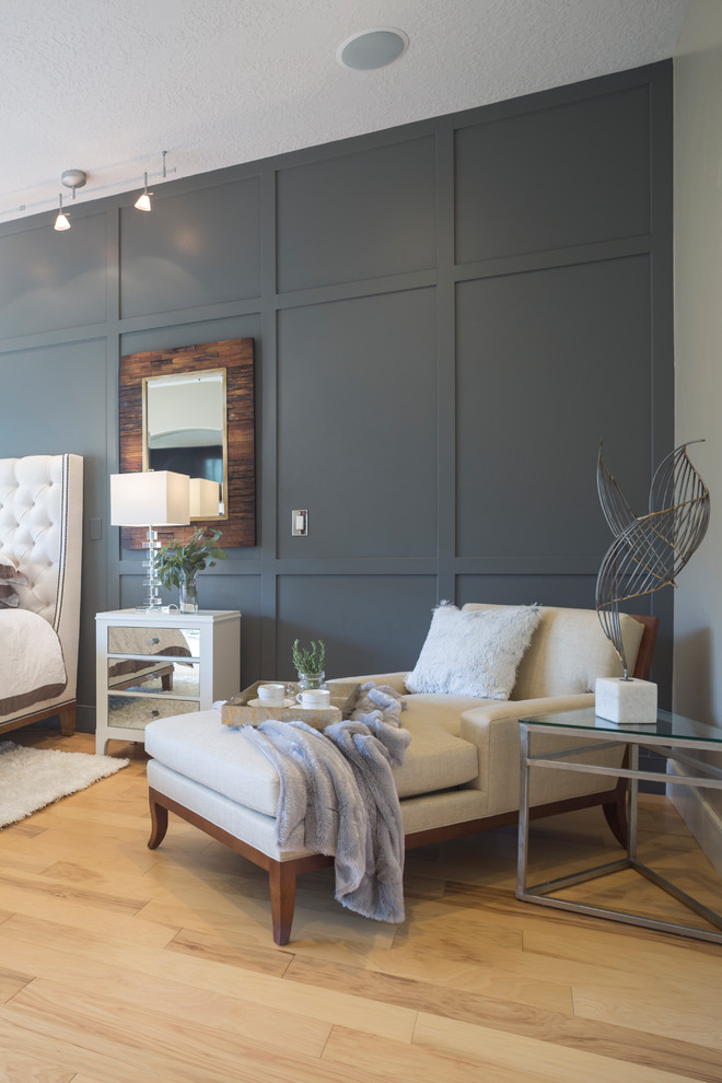 Modelo de dormitorio principal tradicional renovado grande con paredes grises, suelo de madera clara y suelo beige