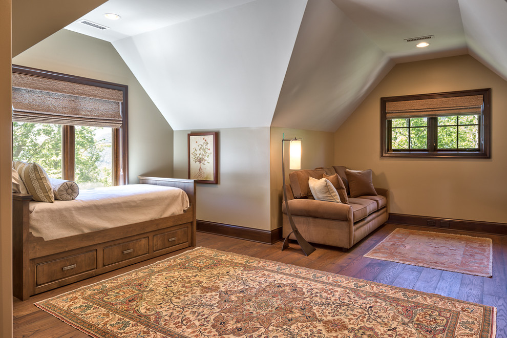 Inspiration för ett stort rustikt sovloft, med mellanmörkt trägolv, beige väggar och brunt golv