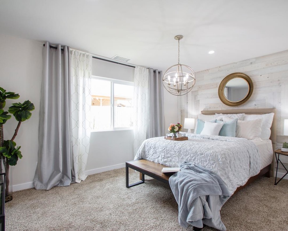 Country Schlafzimmer mit weißer Wandfarbe, Teppichboden und beigem Boden in Sonstige