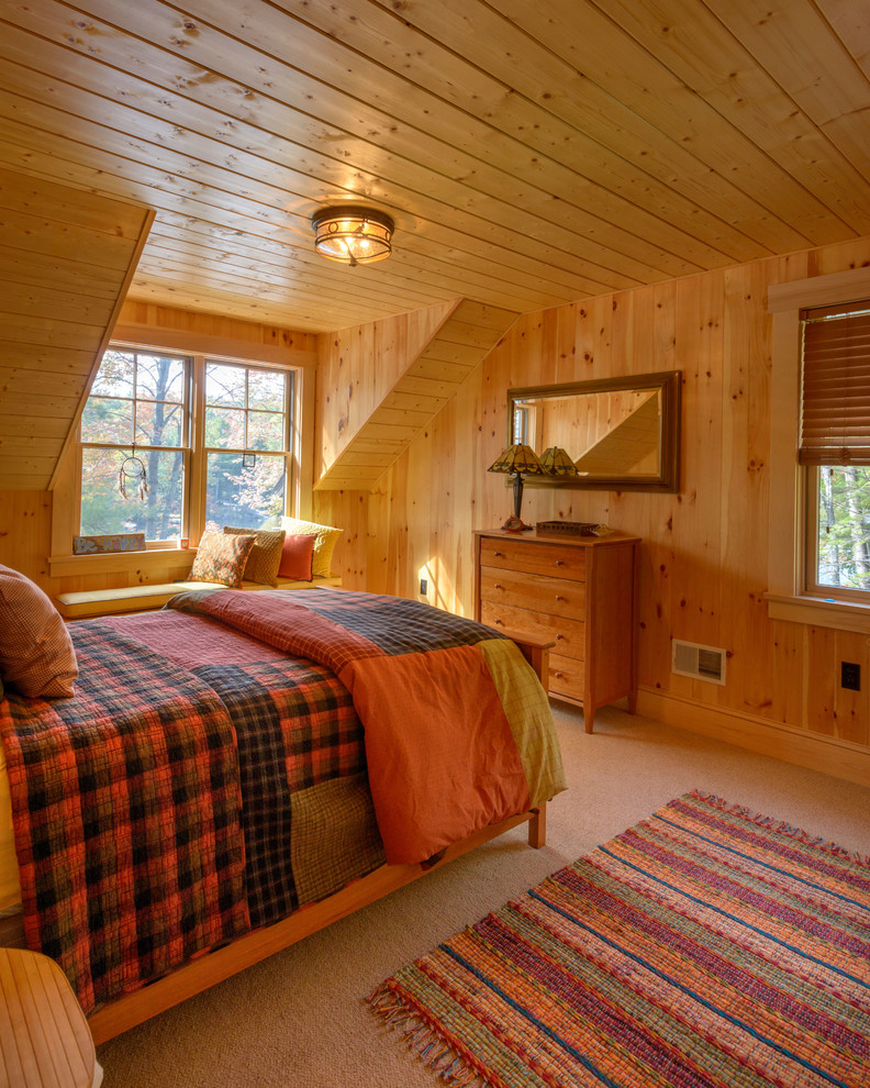 Diseño de habitación de invitados rural de tamaño medio sin chimenea con paredes marrones, moqueta y suelo beige