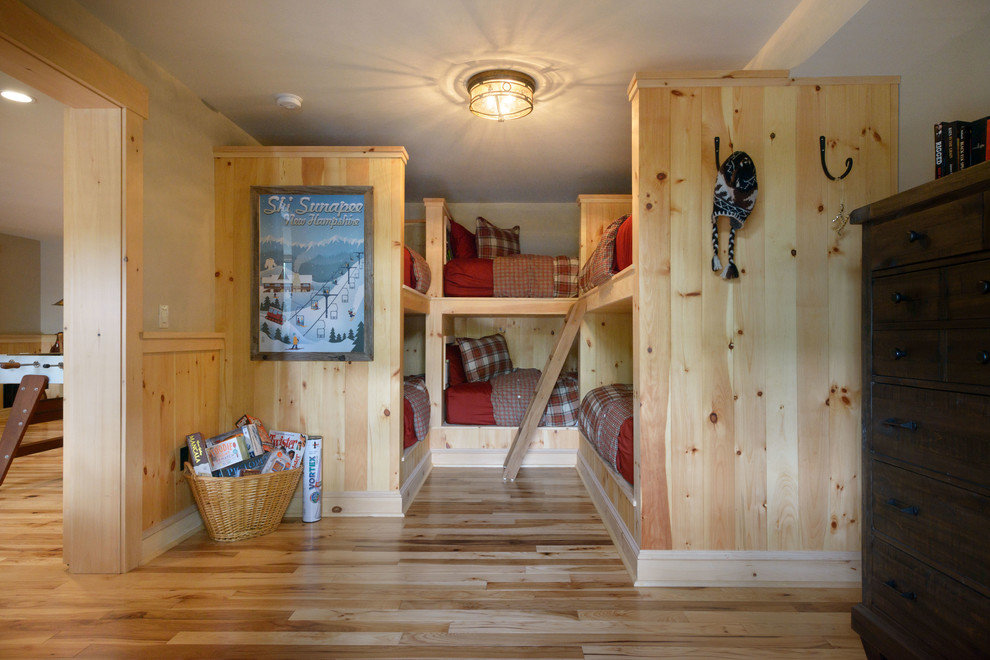 Imagen de habitación de invitados rústica de tamaño medio sin chimenea con paredes beige, suelo de madera clara y suelo beige