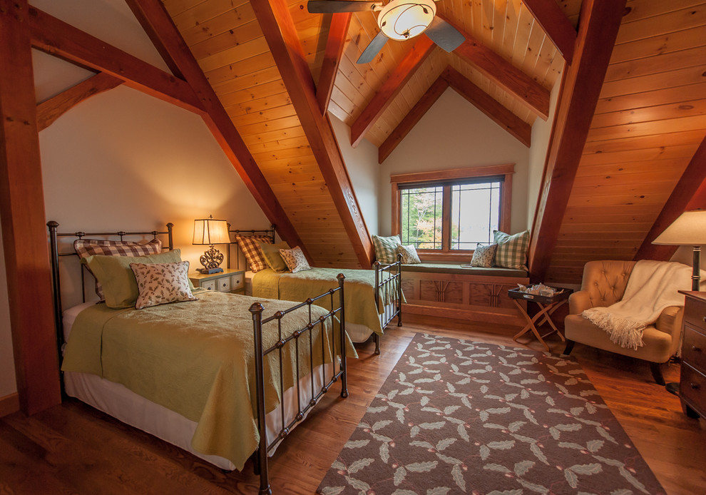 Aménagement d'une chambre montagne avec un mur beige et un sol en bois brun.