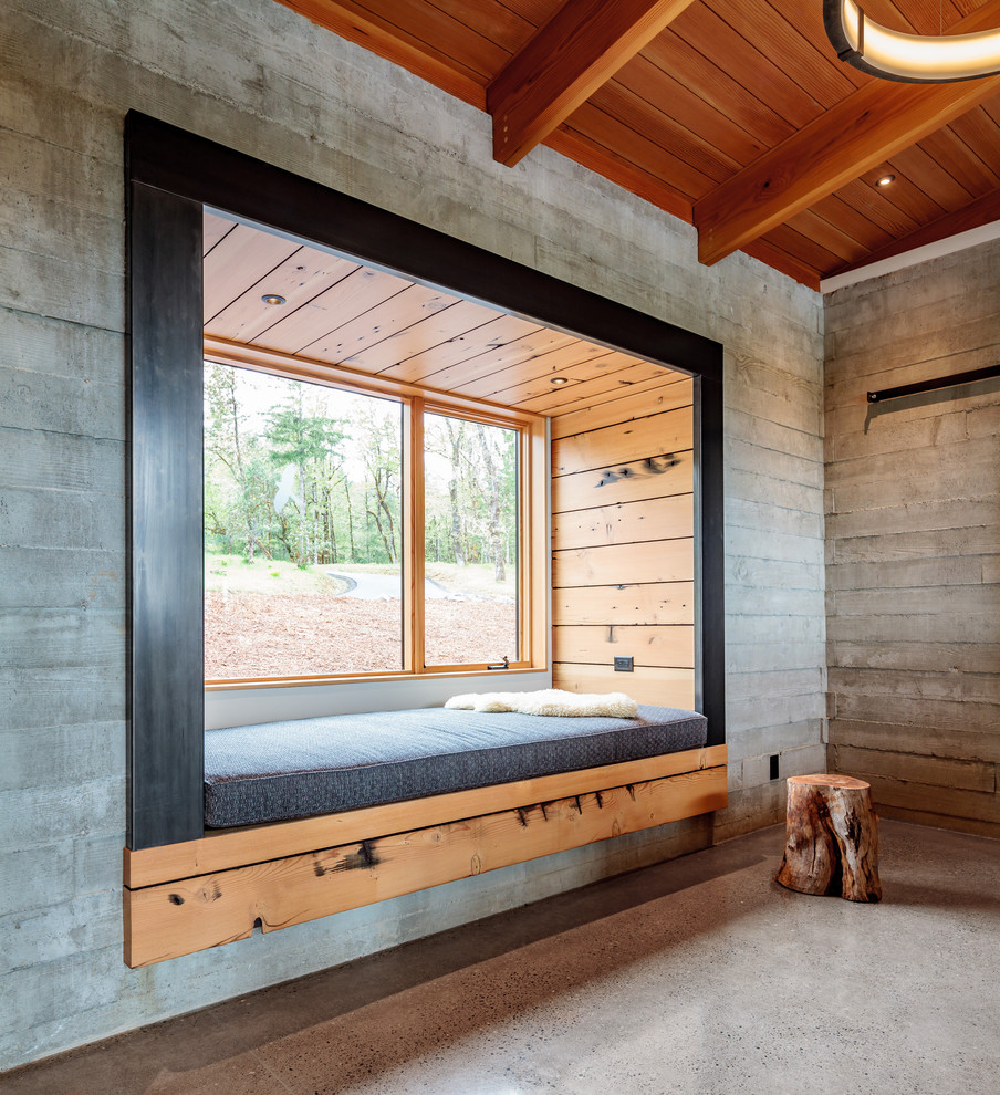 Cette image montre une chambre chalet avec un mur gris, sol en béton ciré et un sol gris.